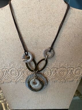 VTG AVON DISC NECKLACE